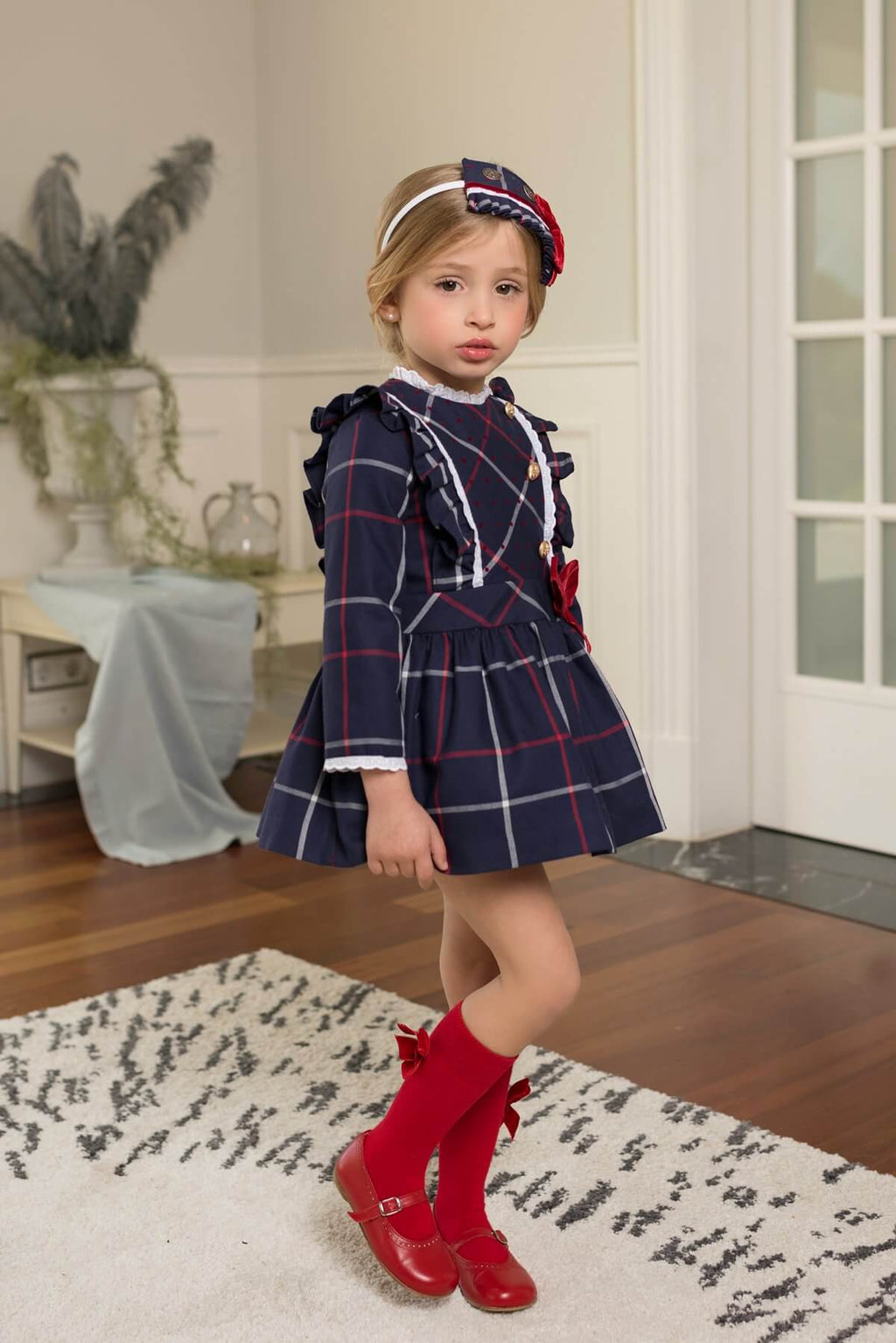 Vestido azul marino con rayas blancas y rojas